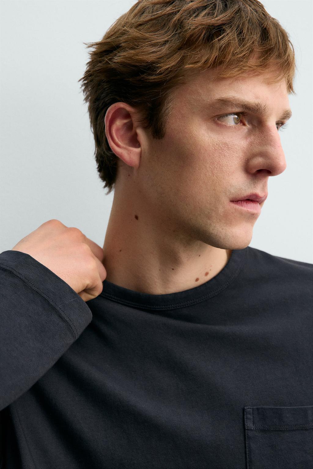 ФУТБОЛКА С ДЛИННЫМИ РУКАВАМИ И НАГРУДНЫМ КАРМАНОМ AARON LEVINE X ZARA