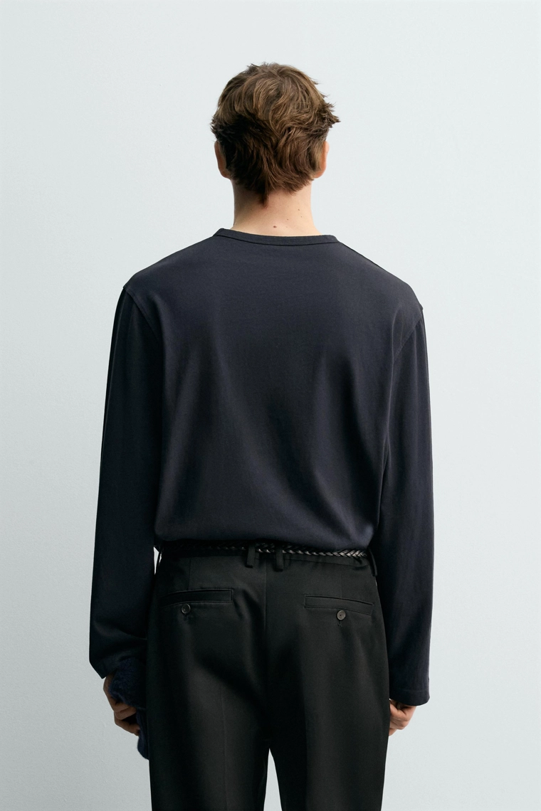 ФУТБОЛКА С ДЛИННЫМИ РУКАВАМИ И НАГРУДНЫМ КАРМАНОМ AARON LEVINE X ZARA