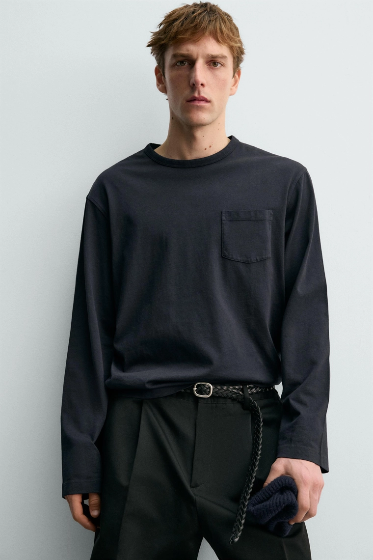 ФУТБОЛКА С ДЛИННЫМИ РУКАВАМИ И НАГРУДНЫМ КАРМАНОМ AARON LEVINE X ZARA