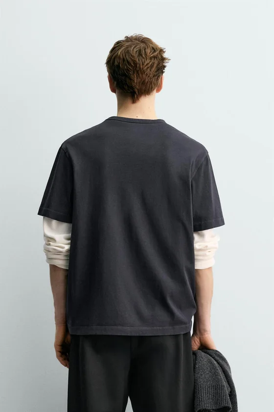 ФУТБОЛКА С КАРМАНОМ AARON LEVINE X ZARA
