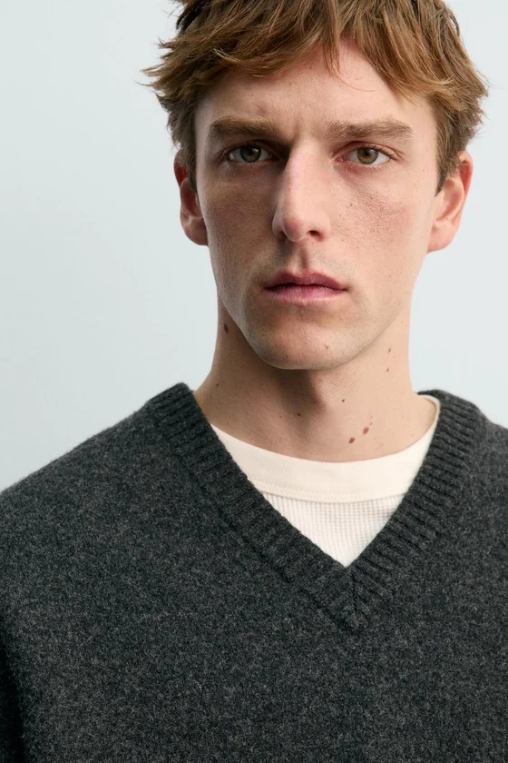 ШЕРСТЯНОЙ СВИТЕР С V-ОБРАЗНЫМ ВЫРЕЗОМ AARON LEVINE X ZARA