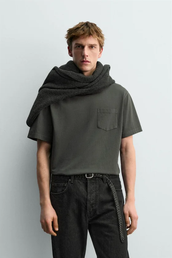 ФУТБОЛКА С КАРМАНОМ AARON LEVINE X ZARA