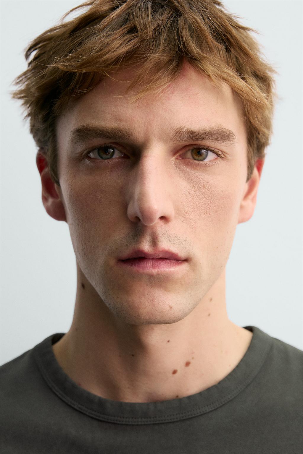 ФУТБОЛКА С КАРМАНОМ AARON LEVINE X ZARA