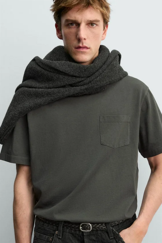 ФУТБОЛКА С КАРМАНОМ AARON LEVINE X ZARA
