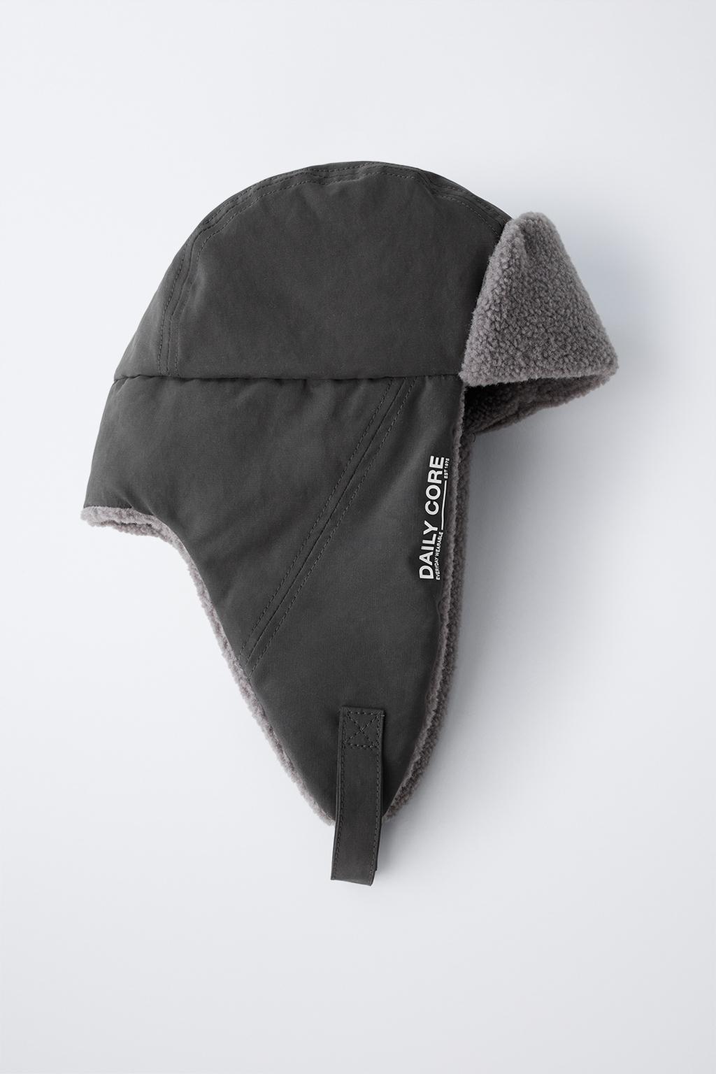 Кепка с отделкой из искусственного меха