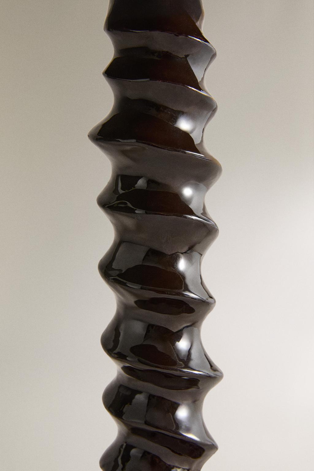 Настольная лампа с рельефным дизайном