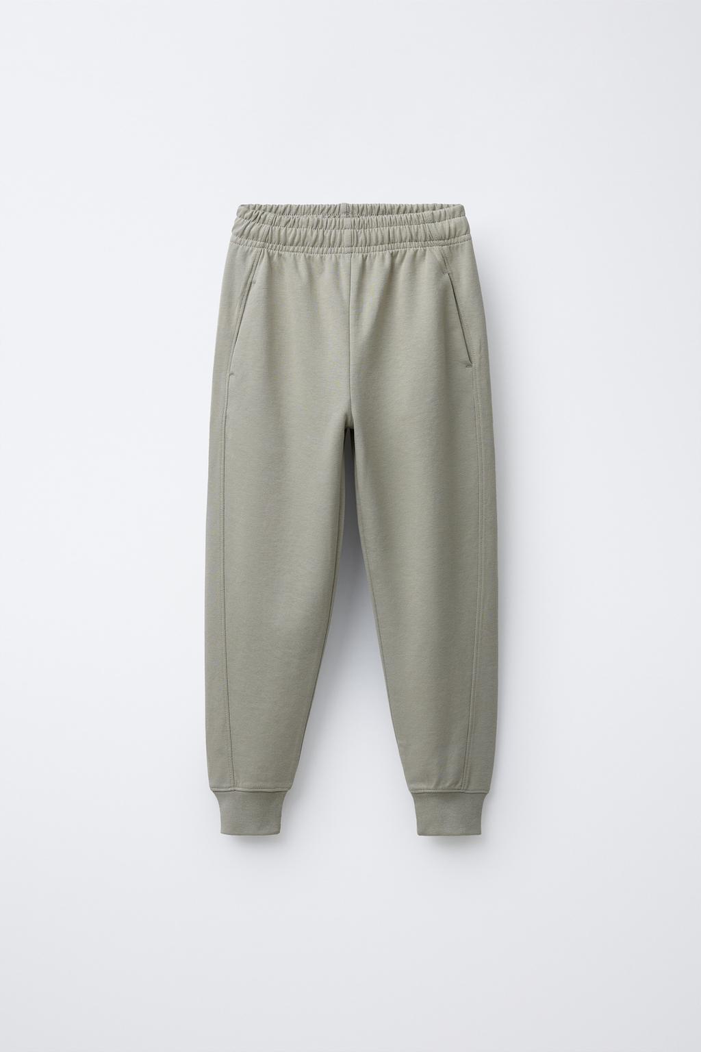 Костюм с капюшоном и брюками с вышивкой и текстурами