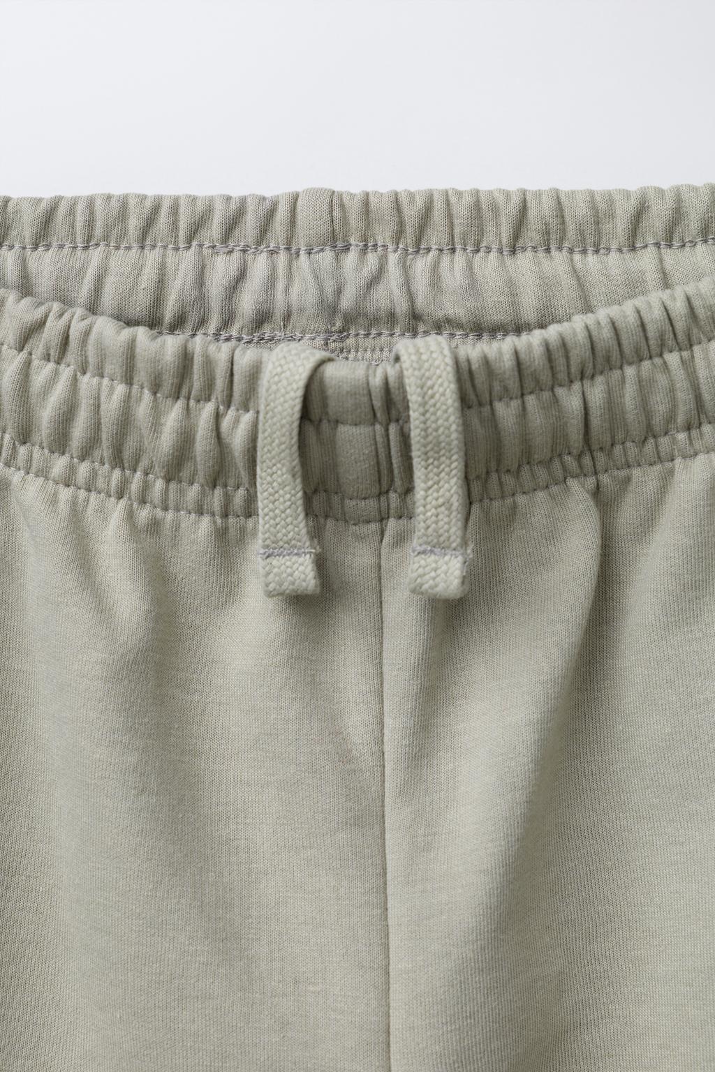 Костюм с капюшоном и брюками с вышивкой и текстурами