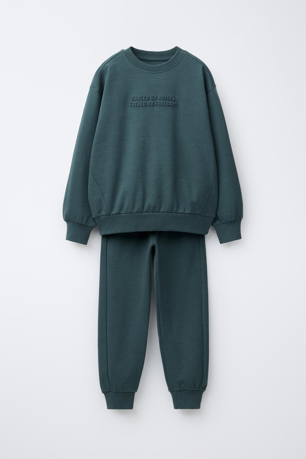 КОМПЛЕКТ ИЗ ТОЛСТОВКИ И ДЖОГГЕРОВ С ТИСНЕНЫМ ТЕКСТОМ