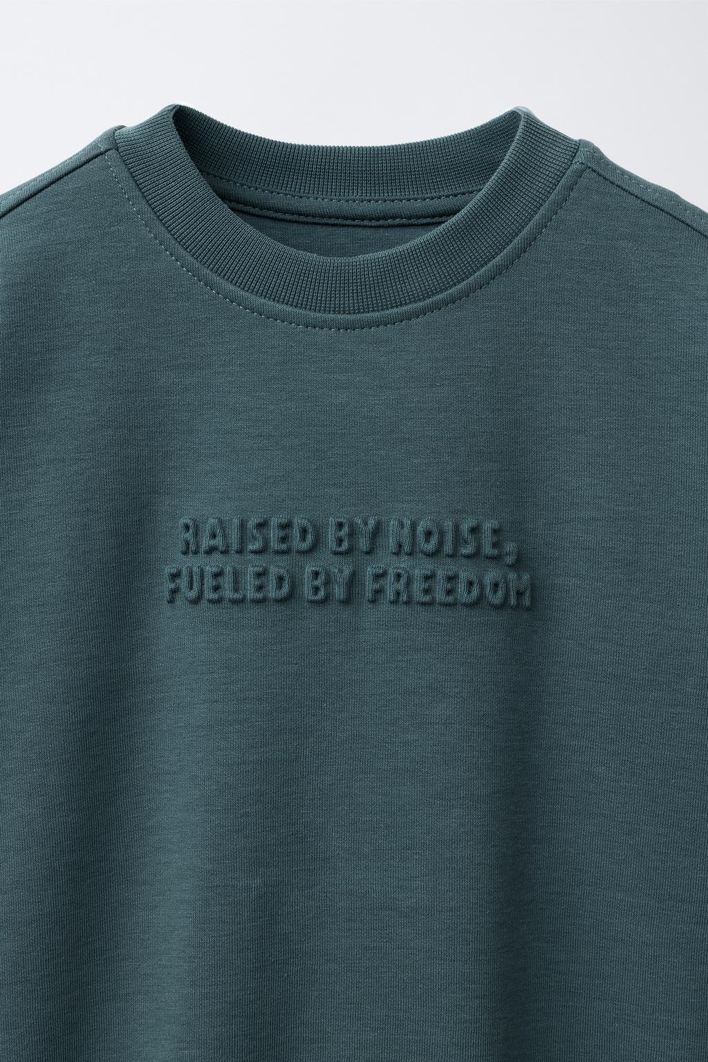 КОМПЛЕКТ ИЗ ТОЛСТОВКИ И ДЖОГГЕРОВ С ТИСНЕНЫМ ТЕКСТОМ