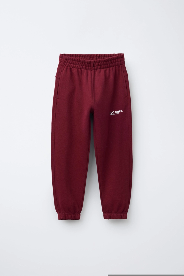 БРЮКИ-ДЖОГГЕРЫ ИЗ МЯГКОЙ ТКАНИ С ТЕКСТОМ