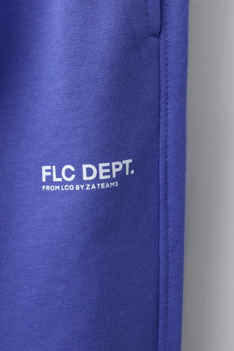 БРЮКИ-ДЖОГГЕРЫ ИЗ МЯГКОЙ ТКАНИ С ТЕКСТОМ