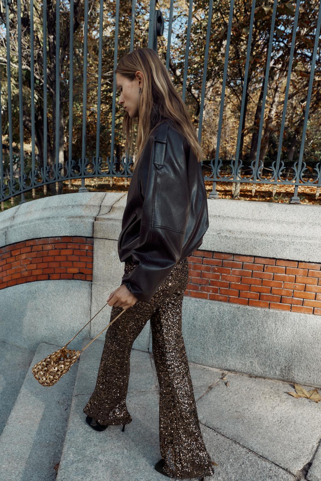 Леггинсы с блестками и расклешенными штанинами