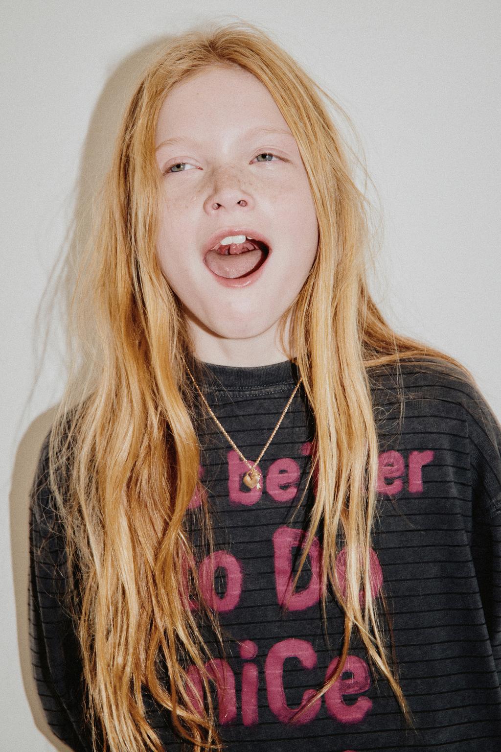 ФУТБОЛКА С ЭФФЕКТОМ ПОТЕРТОСТИ, ПОЛОСКАМИ И НАДПИСЬЮ