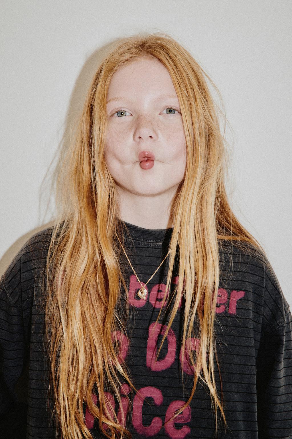 ФУТБОЛКА С ЭФФЕКТОМ ПОТЕРТОСТИ, ПОЛОСКАМИ И НАДПИСЬЮ