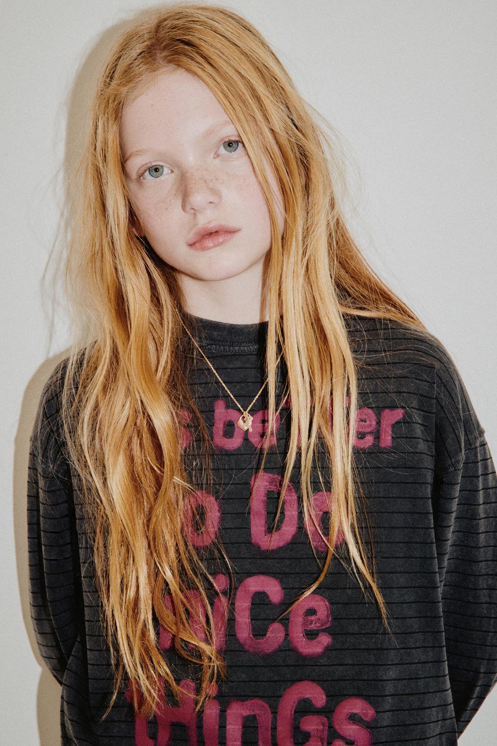 ФУТБОЛКА С ЭФФЕКТОМ ПОТЕРТОСТИ, ПОЛОСКАМИ И НАДПИСЬЮ