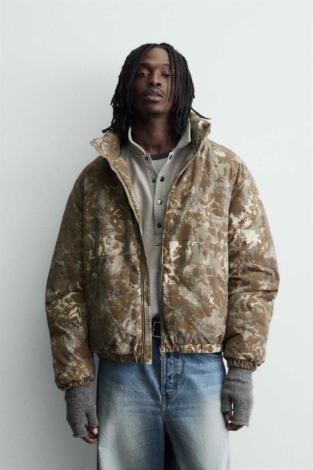 СТЕГАНАЯ КУРТКА С ФЛОКИРОВАННЫМ ПРИНТОМ