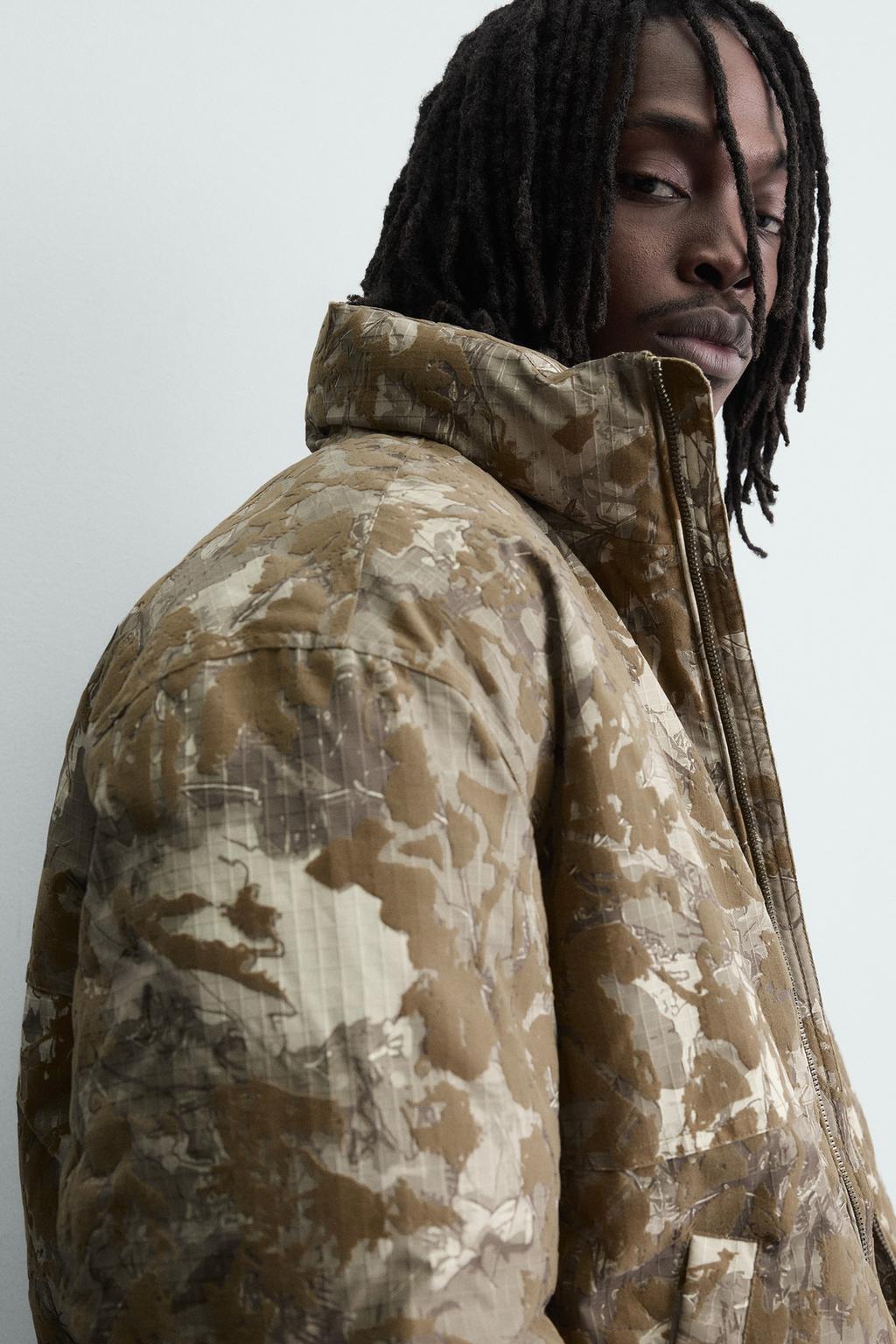 СТЕГАНАЯ КУРТКА С ФЛОКИРОВАННЫМ ПРИНТОМ