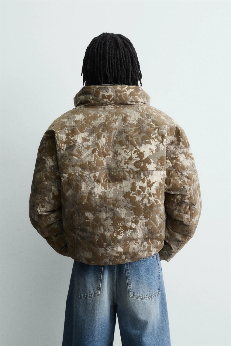 СТЕГАНАЯ КУРТКА С ФЛОКИРОВАННЫМ ПРИНТОМ