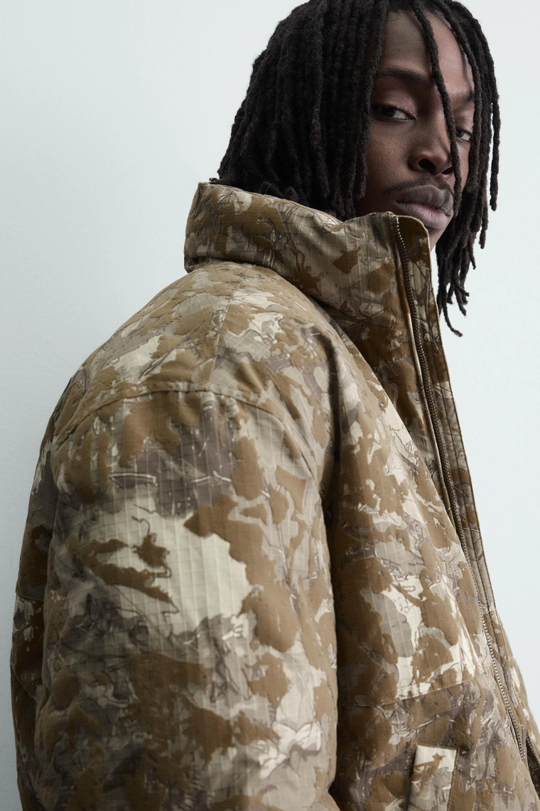 СТЕГАНАЯ КУРТКА С ФЛОКИРОВАННЫМ ПРИНТОМ