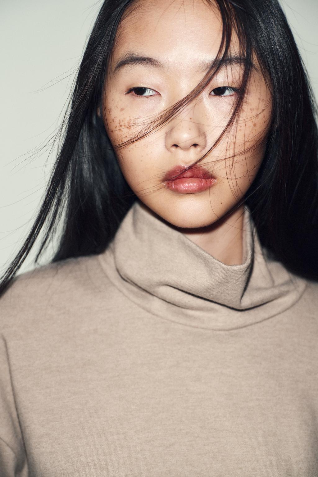 МЯГКИЙ ТОП С МЕТАЛЛИЧЕСКОЙ ДЕТАЛЬЮ