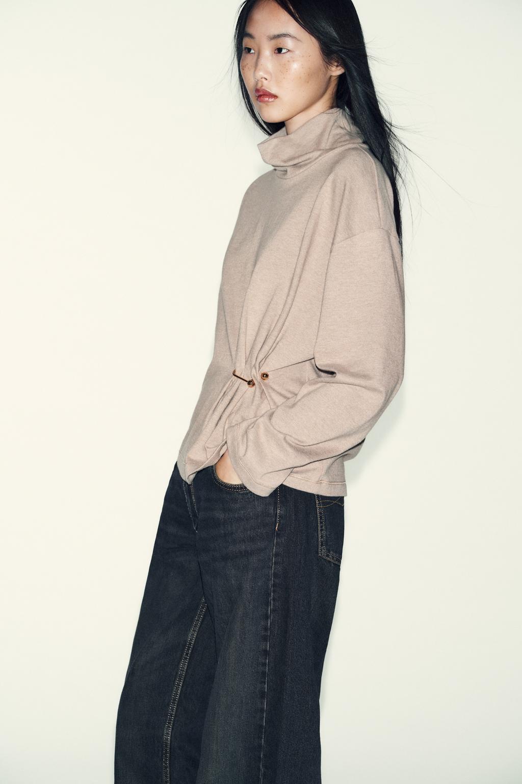 МЯГКИЙ ТОП С МЕТАЛЛИЧЕСКОЙ ДЕТАЛЬЮ