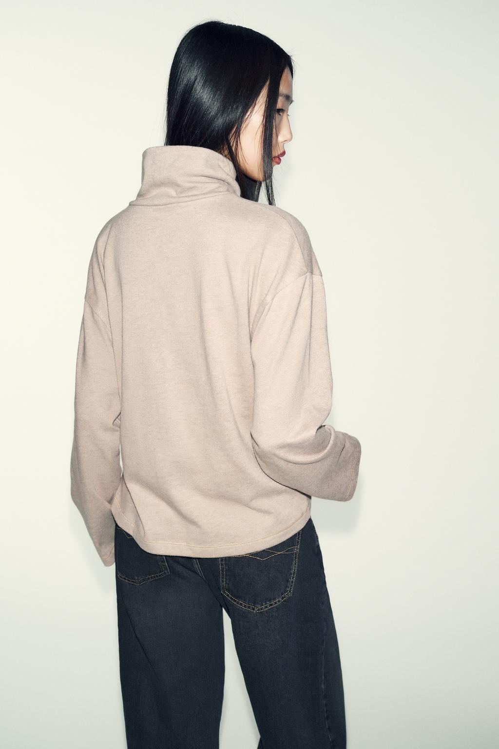 МЯГКИЙ ТОП С МЕТАЛЛИЧЕСКОЙ ДЕТАЛЬЮ