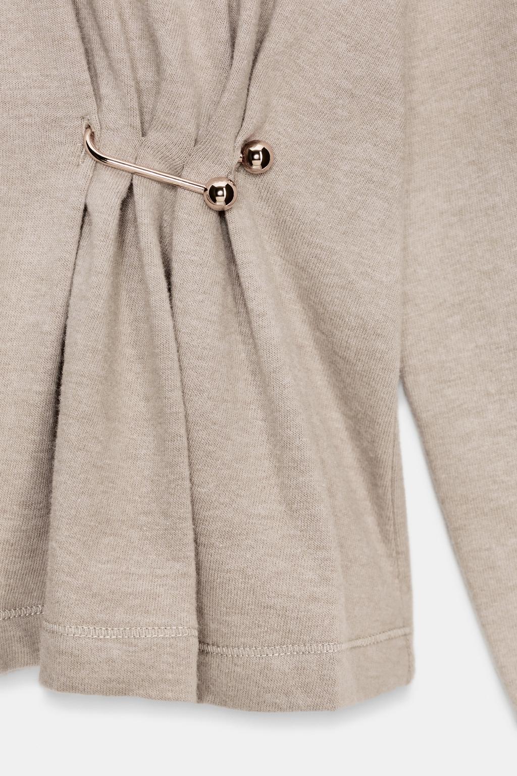 МЯГКИЙ ТОП С МЕТАЛЛИЧЕСКОЙ ДЕТАЛЬЮ