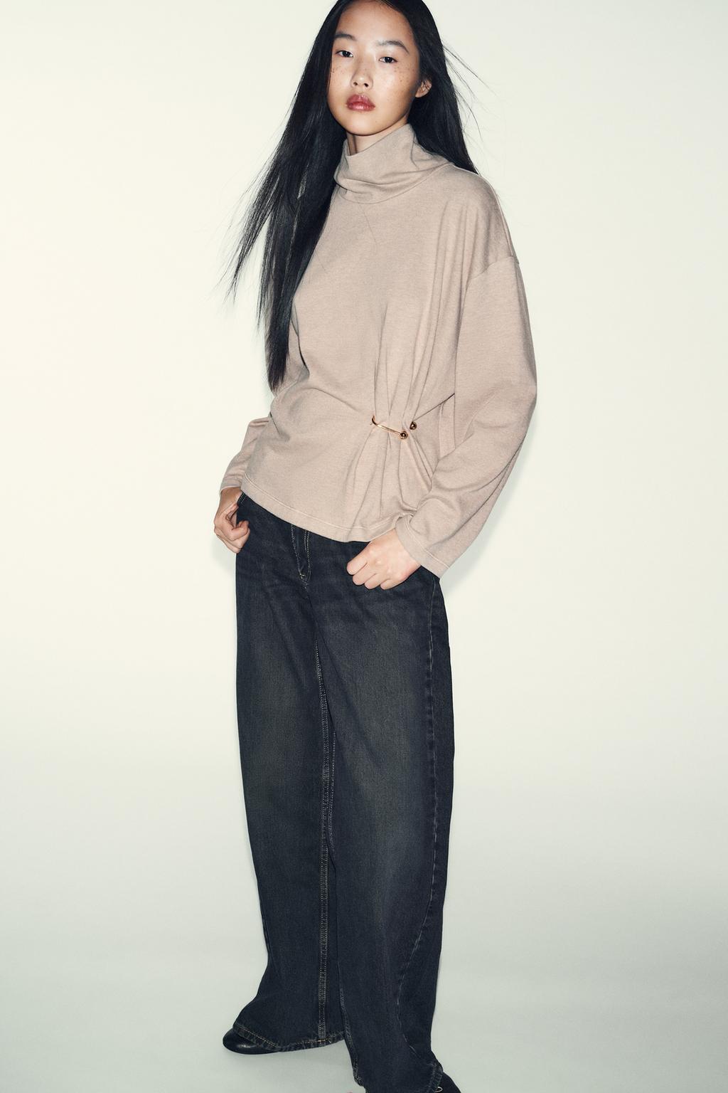 МЯГКИЙ ТОП С МЕТАЛЛИЧЕСКОЙ ДЕТАЛЬЮ