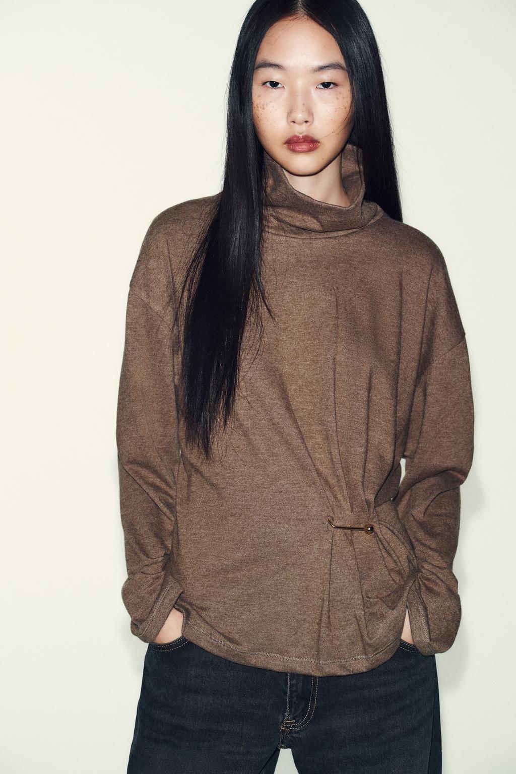 МЯГКИЙ ТОП С МЕТАЛЛИЧЕСКОЙ ДЕТАЛЬЮ