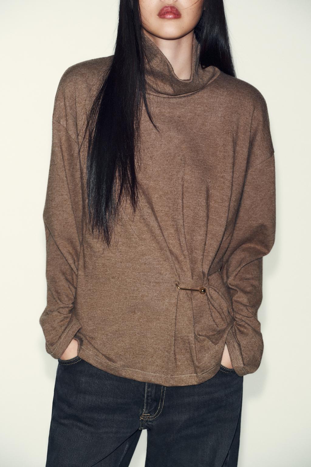 МЯГКИЙ ТОП С МЕТАЛЛИЧЕСКОЙ ДЕТАЛЬЮ