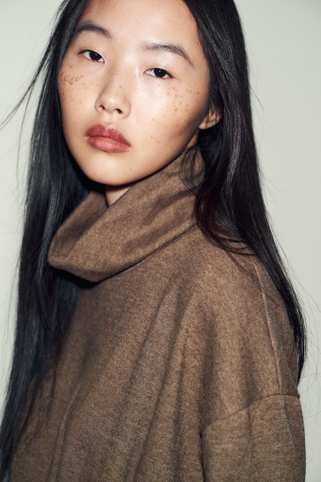 МЯГКИЙ ТОП С МЕТАЛЛИЧЕСКОЙ ДЕТАЛЬЮ