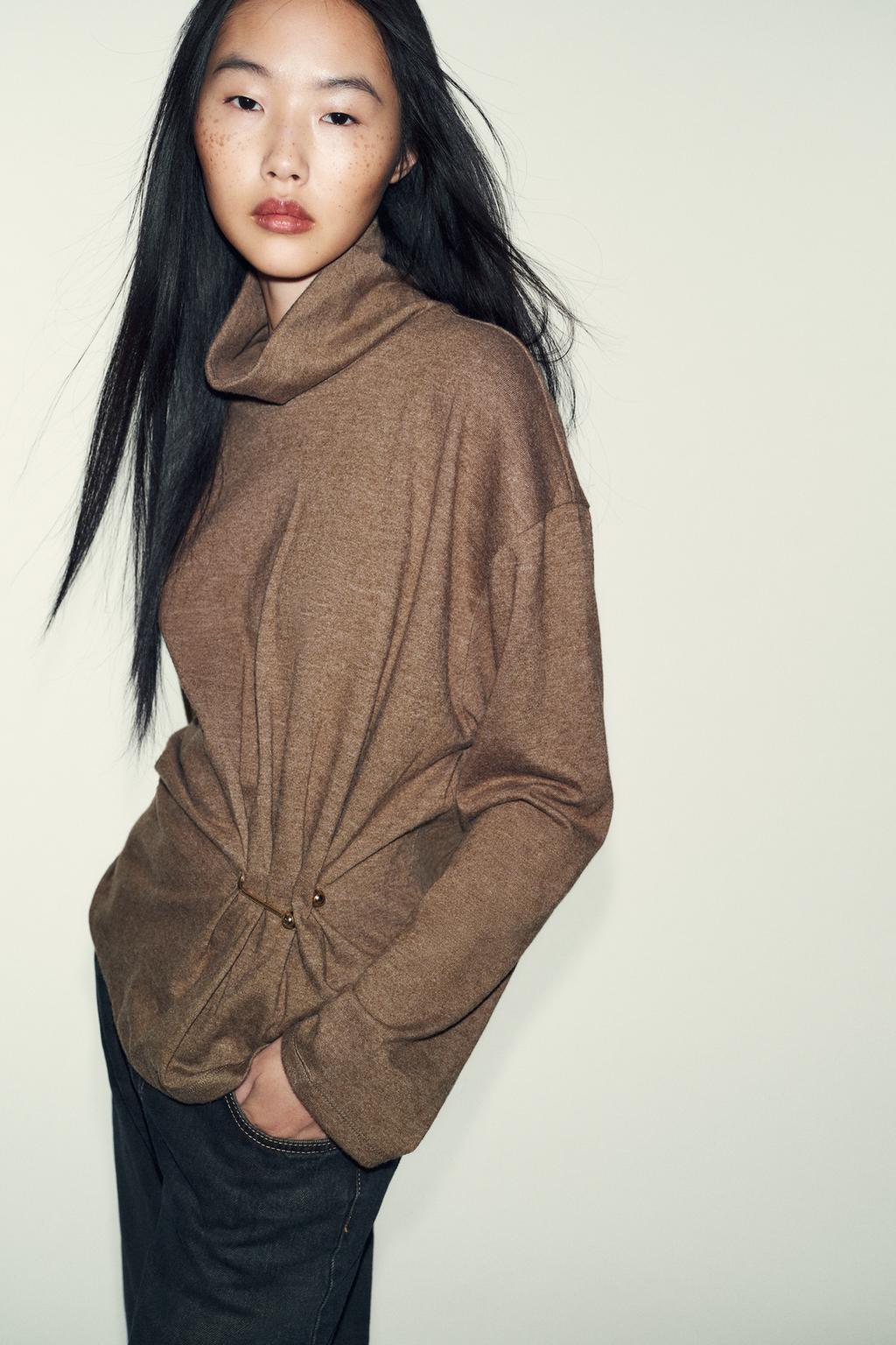 МЯГКИЙ ТОП С МЕТАЛЛИЧЕСКОЙ ДЕТАЛЬЮ