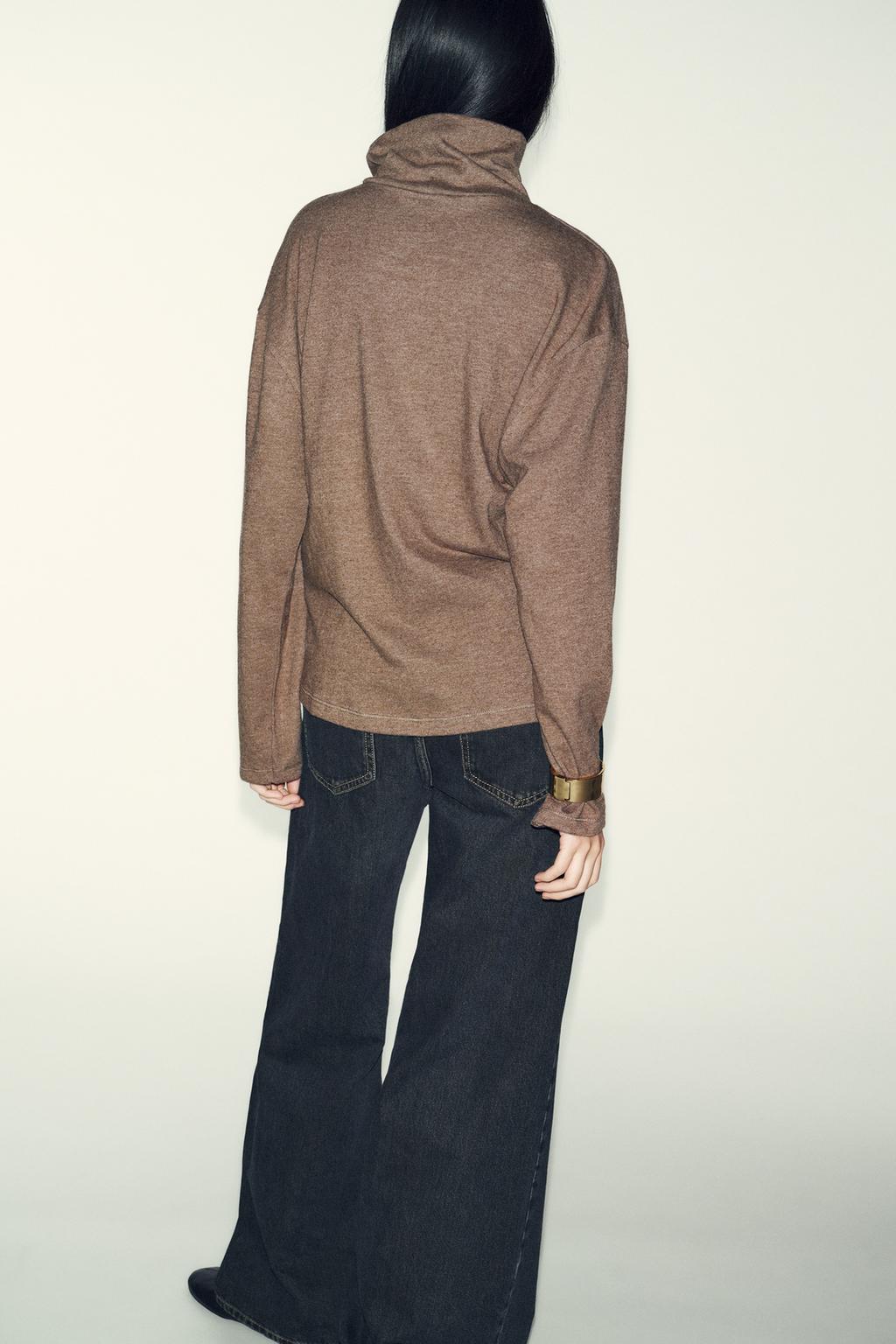 МЯГКИЙ ТОП С МЕТАЛЛИЧЕСКОЙ ДЕТАЛЬЮ