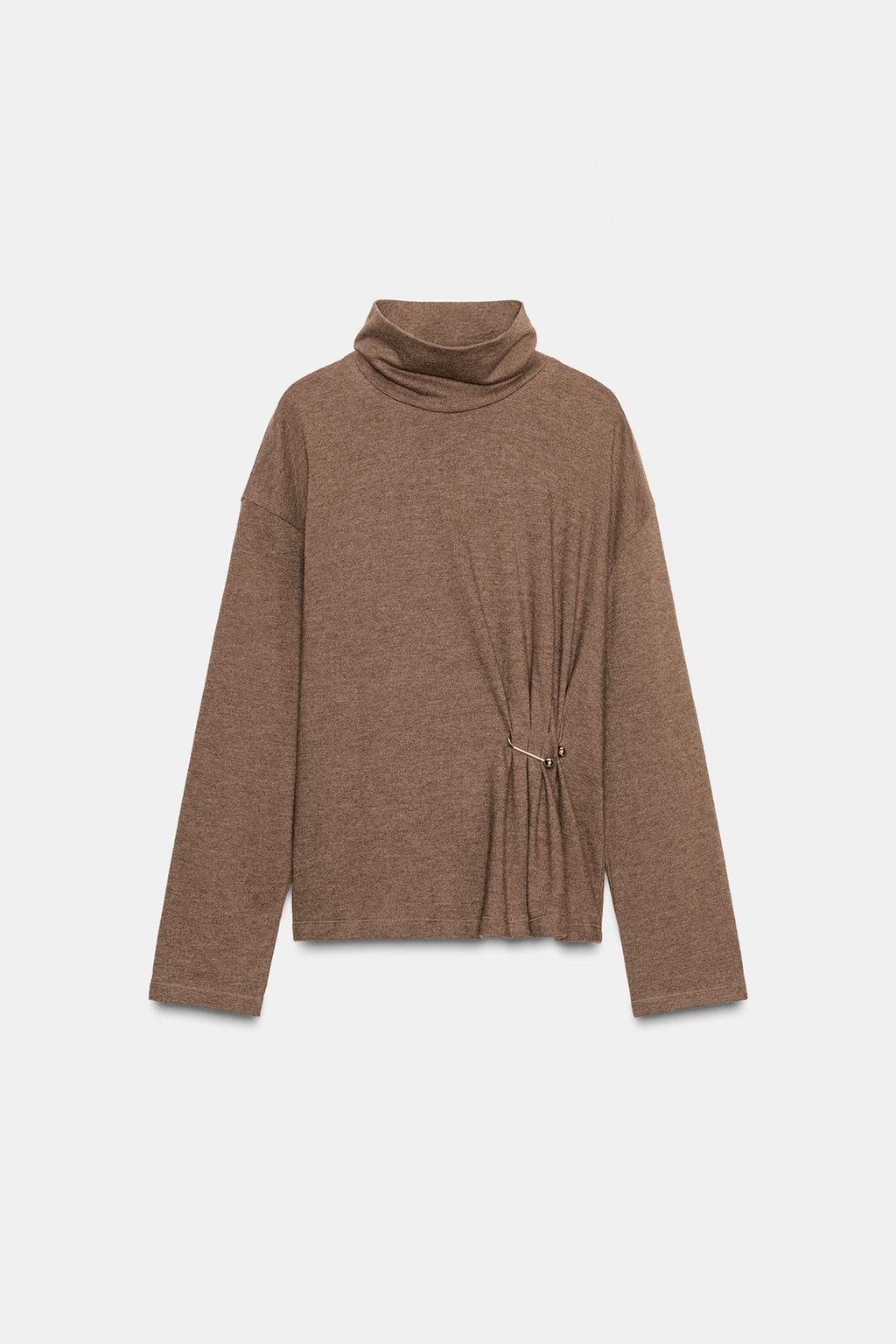 МЯГКИЙ ТОП С МЕТАЛЛИЧЕСКОЙ ДЕТАЛЬЮ