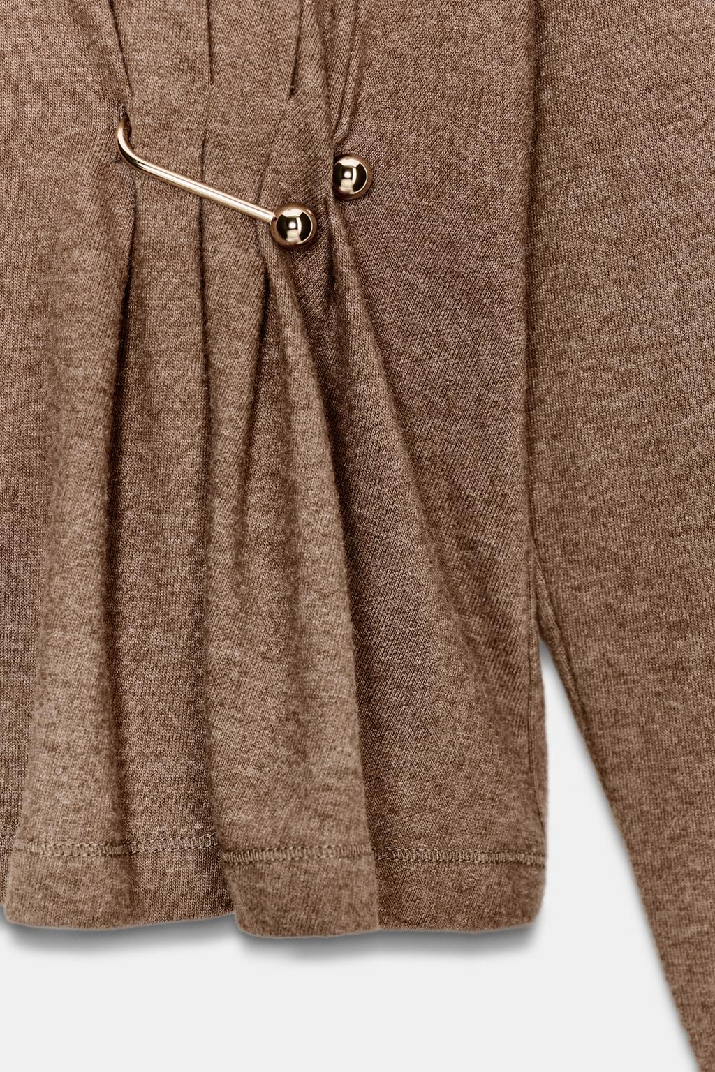 МЯГКИЙ ТОП С МЕТАЛЛИЧЕСКОЙ ДЕТАЛЬЮ