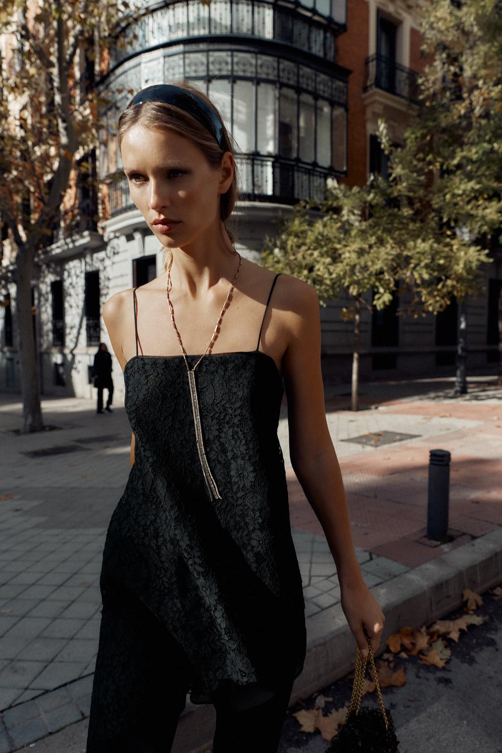 ДЛИННЫЙ АСИММЕТРИЧНЫЙ КРУЖЕВНОЙ ТОП