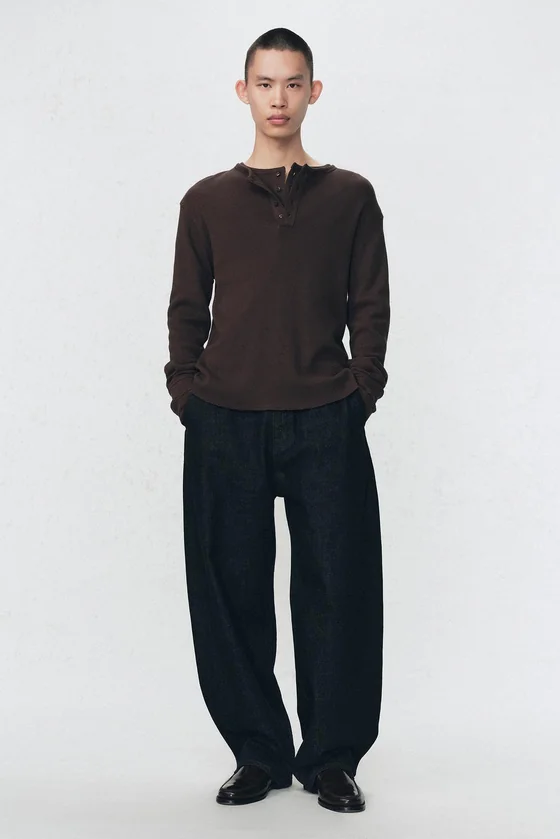 Мужская футболка с длинными рукавами и гофре от soshiotsuki x zara