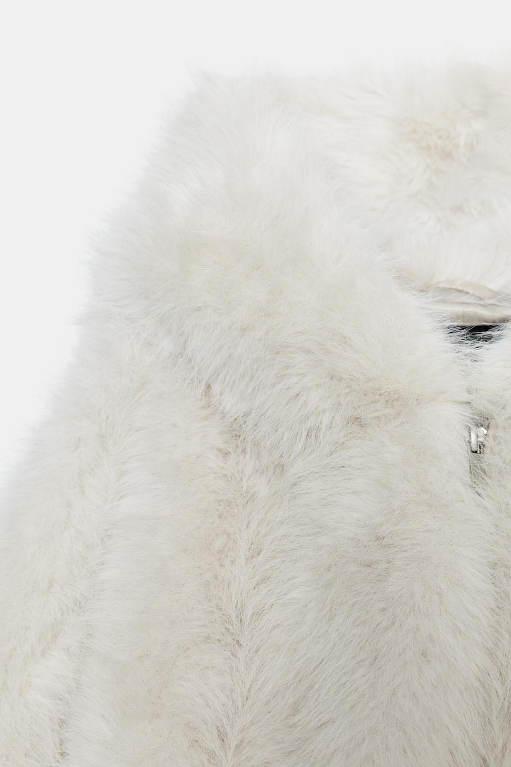 КОРОТКОЕ ПАЛЬТО ИЗ ИСКУССТВЕННОГО МЕХА С КАПЮШОНОМ