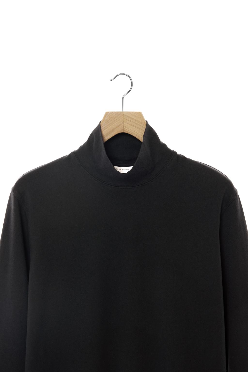 ФУТБОЛКА С ВОРОТНИКОМ-СТОЙКОЙ