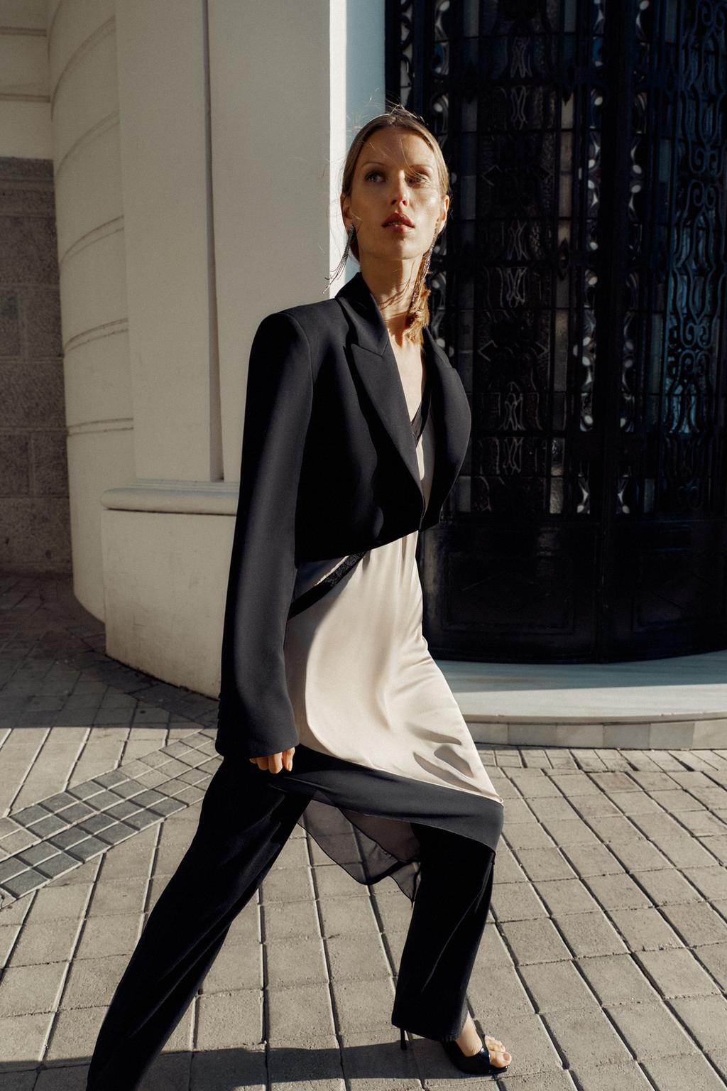 КОРОТКИЙ БЛЕЙЗЕР С ПОДПЛЕЧНИКАМИ И СКЛАДКАМИ