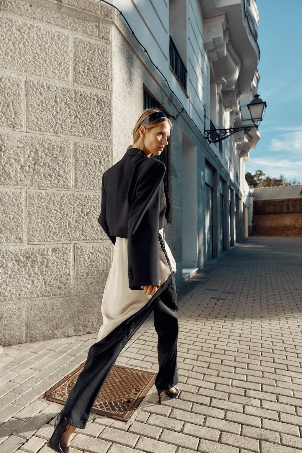 КОРОТКИЙ БЛЕЙЗЕР С ПОДПЛЕЧНИКАМИ И СКЛАДКАМИ