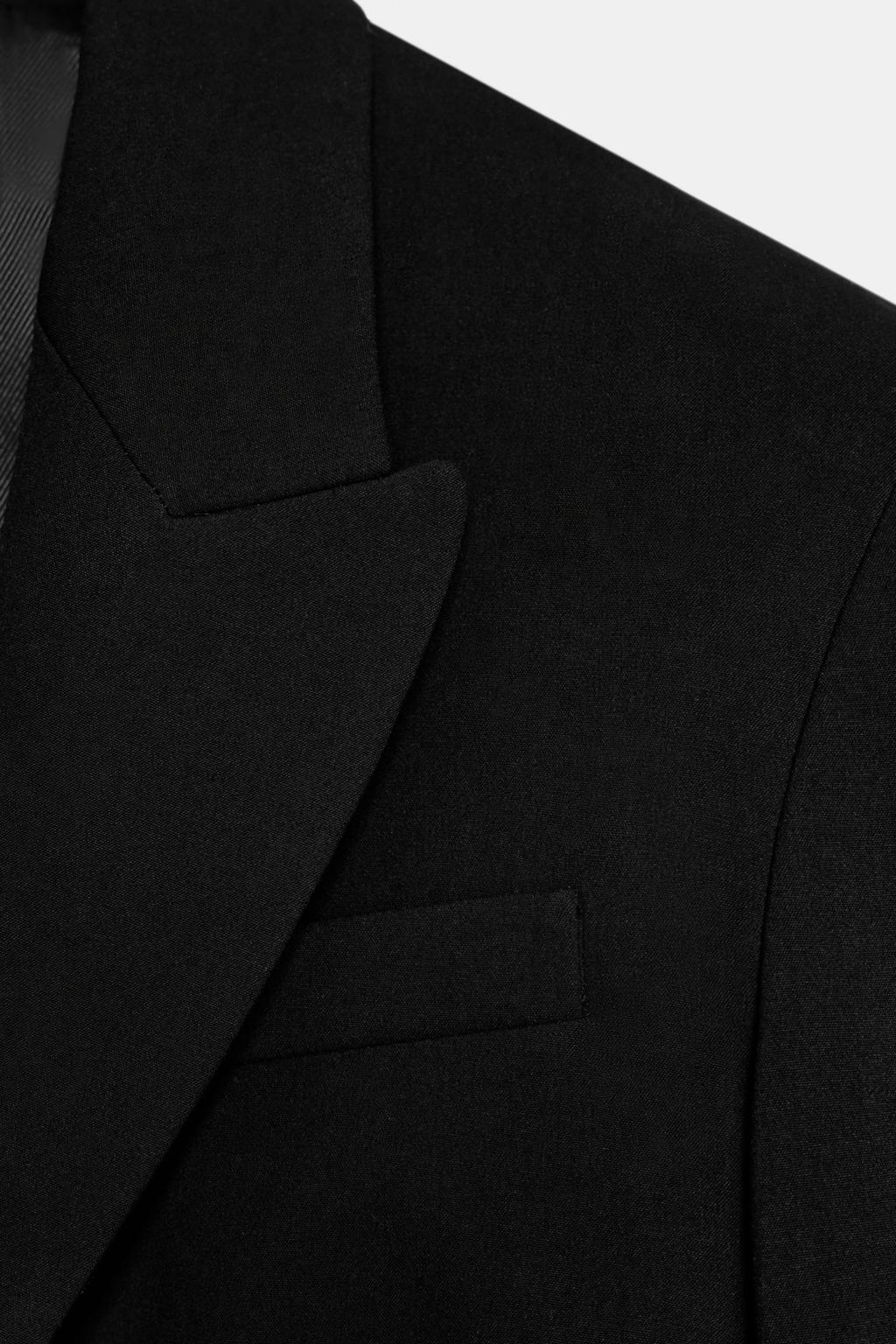 КОРОТКИЙ БЛЕЙЗЕР С ПОДПЛЕЧНИКАМИ И СКЛАДКАМИ