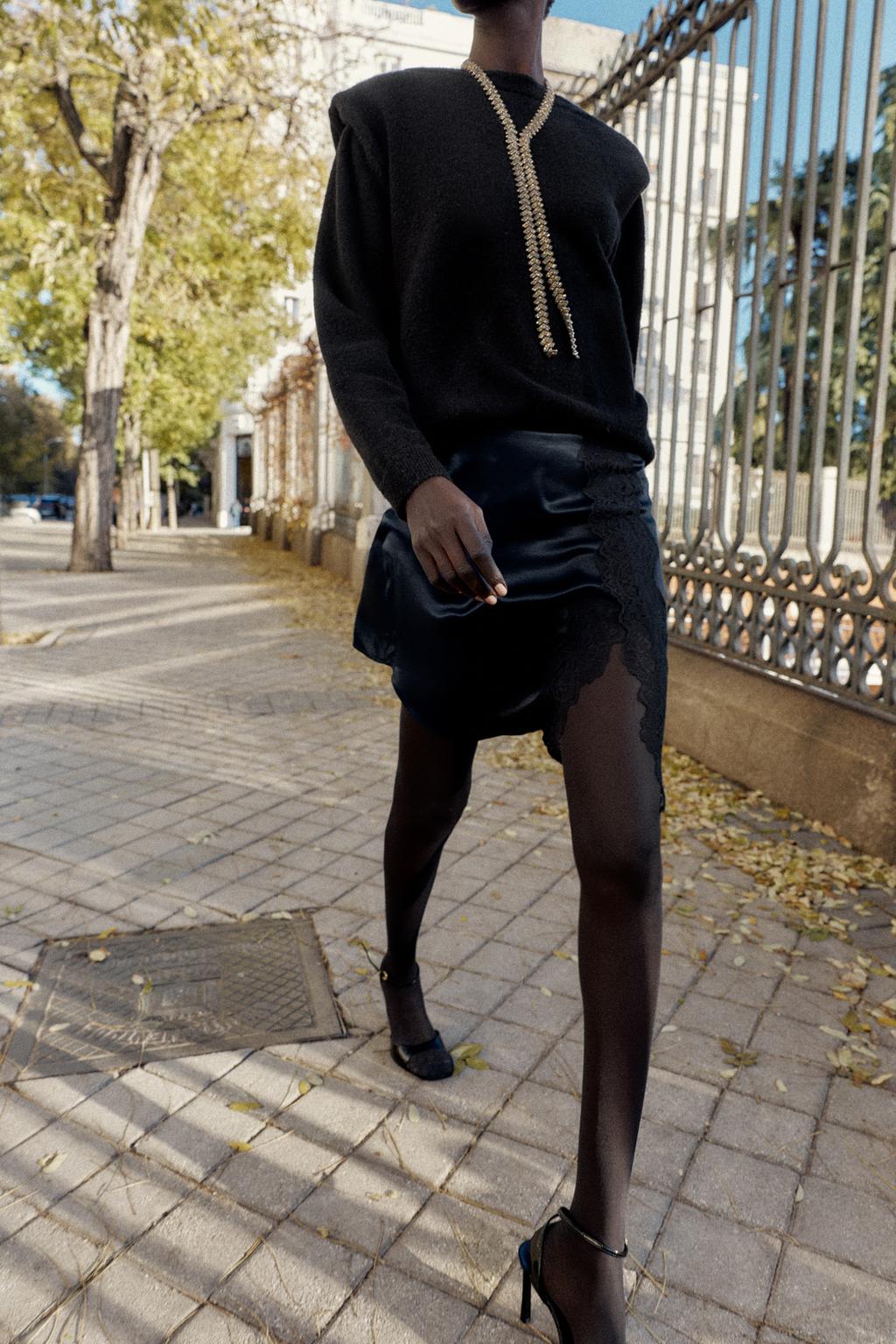 АТЛАСНАЯ МИНИ-ЮБКА С КРУЖЕВОМ