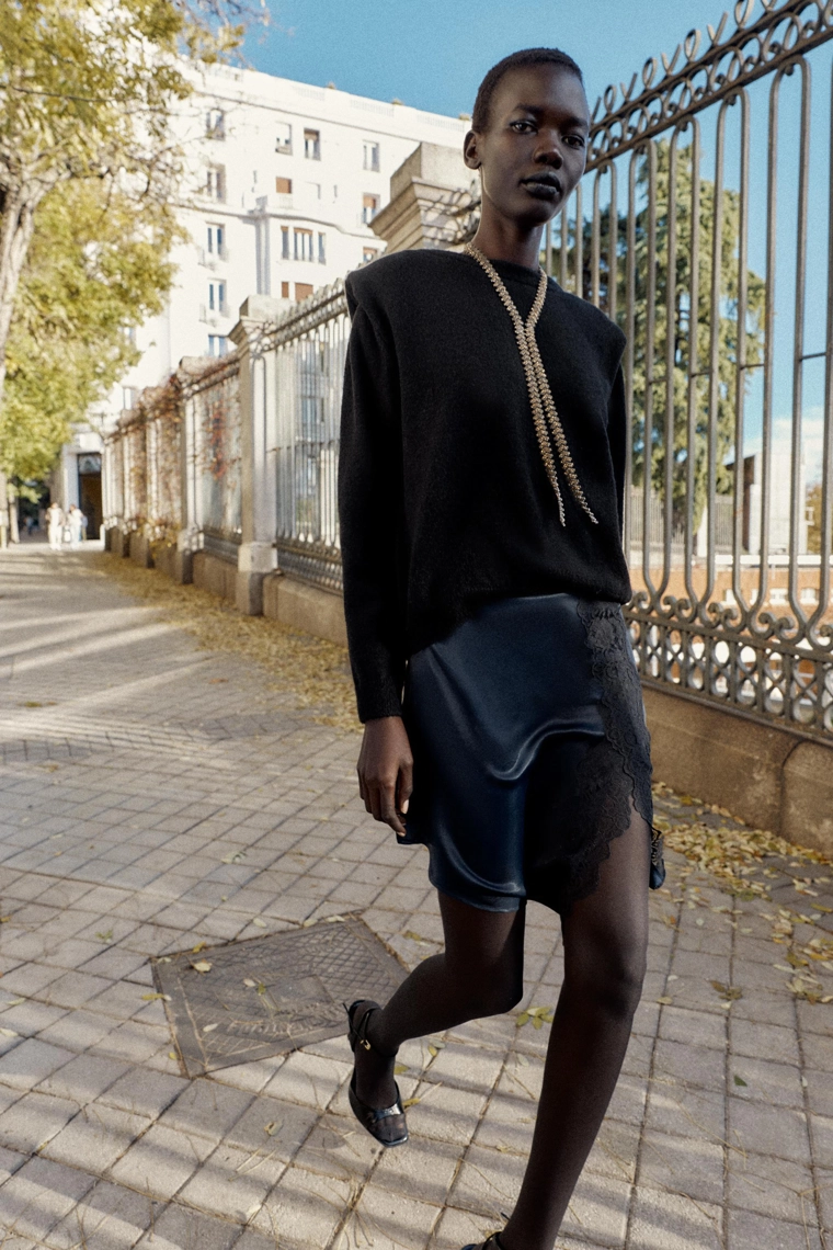 АТЛАСНАЯ МИНИ-ЮБКА С КРУЖЕВОМ