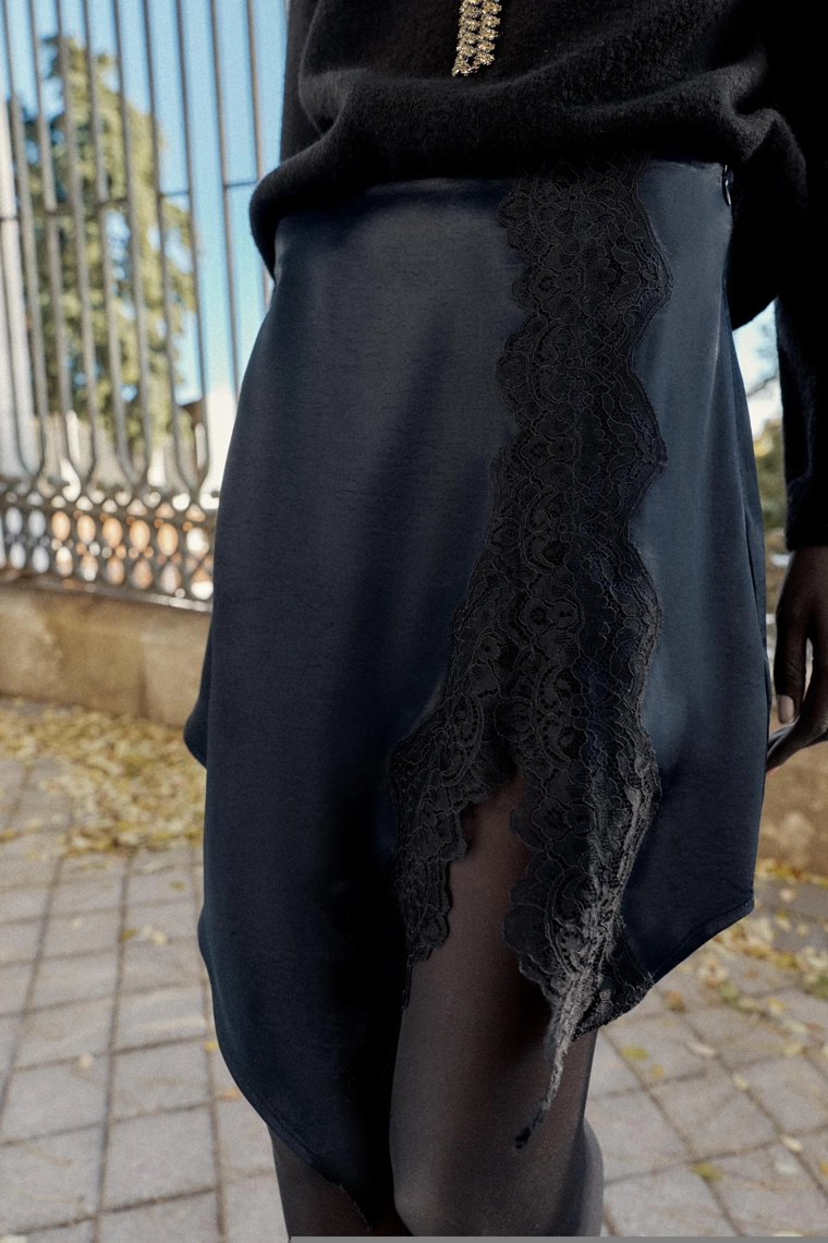 АТЛАСНАЯ МИНИ-ЮБКА С КРУЖЕВОМ