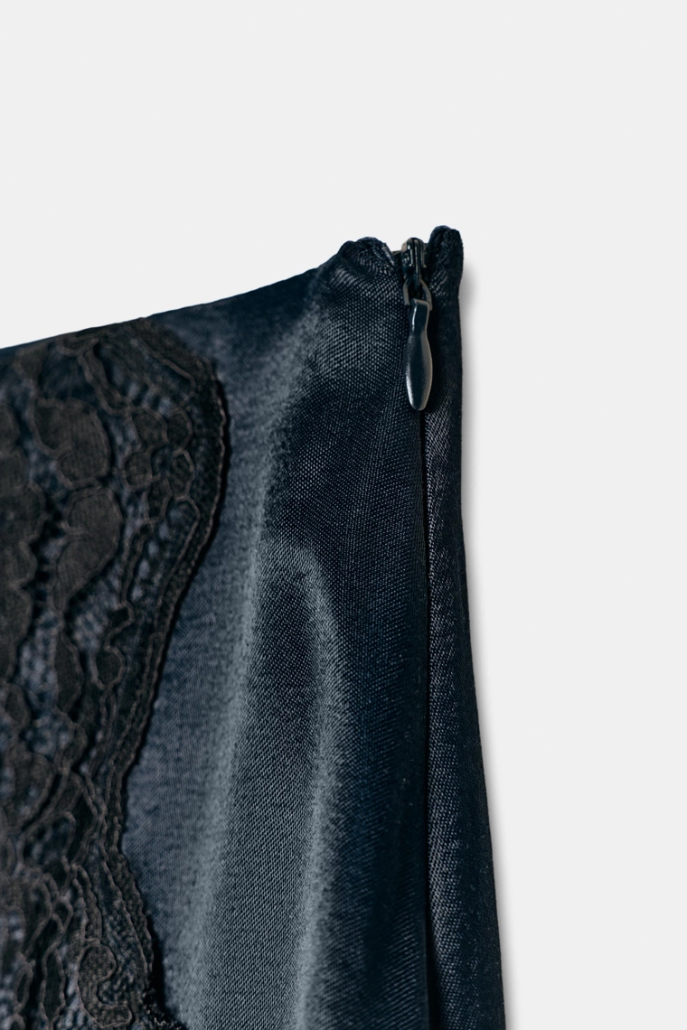 АТЛАСНАЯ МИНИ-ЮБКА С КРУЖЕВОМ