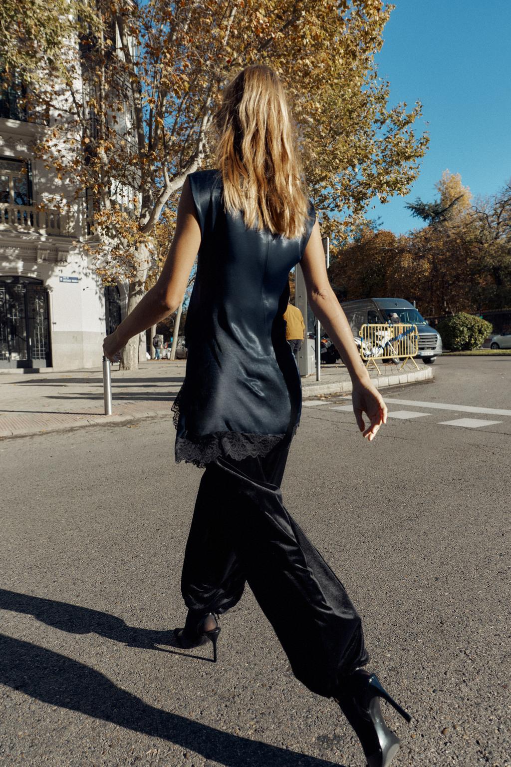 АТЛАСНОЕ МИНИ-ПЛАТЬЕ С КОНТРАСТНЫМ КРУЖЕВОМ