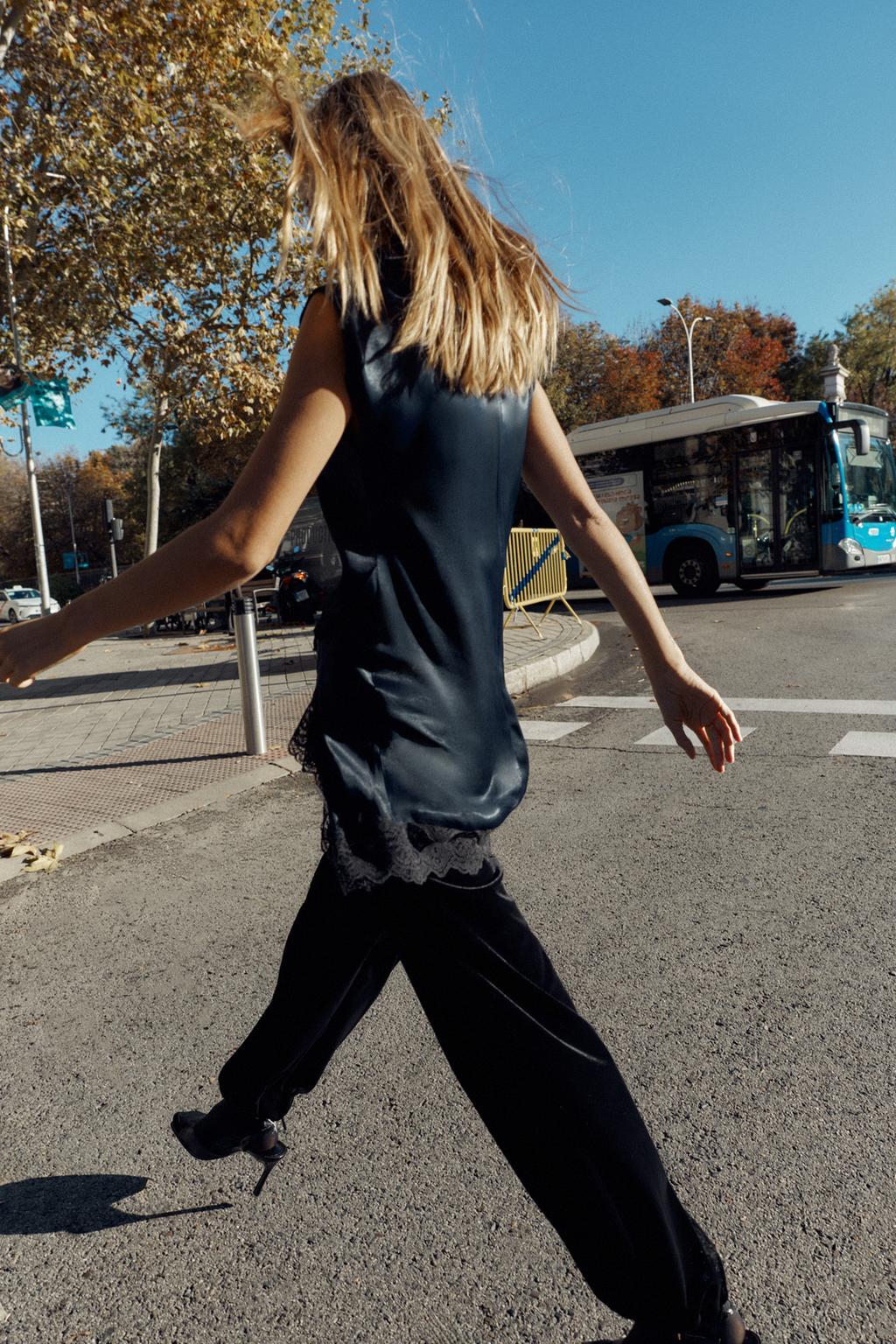 АТЛАСНОЕ МИНИ-ПЛАТЬЕ С КОНТРАСТНЫМ КРУЖЕВОМ