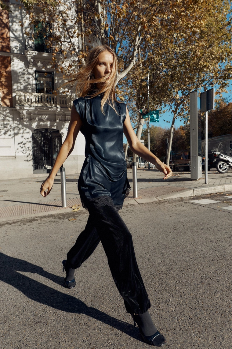 АТЛАСНОЕ МИНИ-ПЛАТЬЕ С КОНТРАСТНЫМ КРУЖЕВОМ